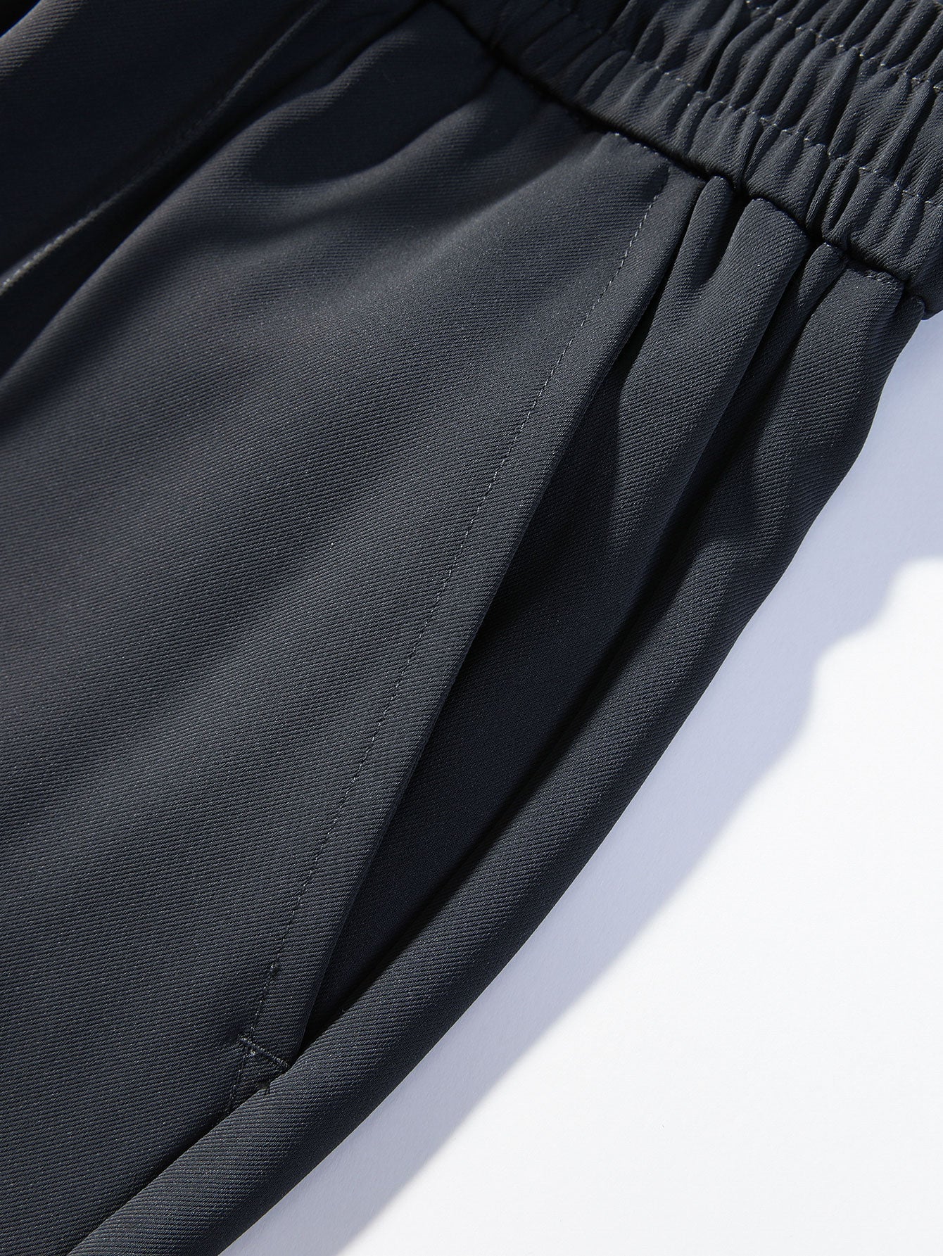 Spodnie proste z pojedynczym zakładką i sznurkiem