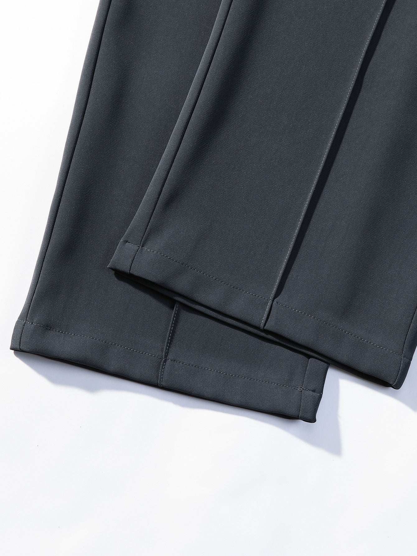 Spodnie proste z pojedynczym zakładką i sznurkiem